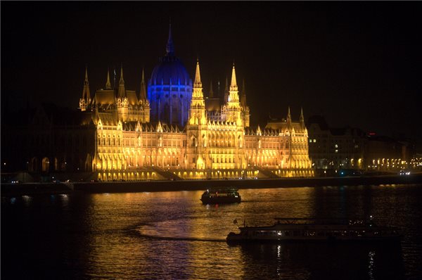 Ma van az autizmus világnapja - Este kék színű lesz a Parlament