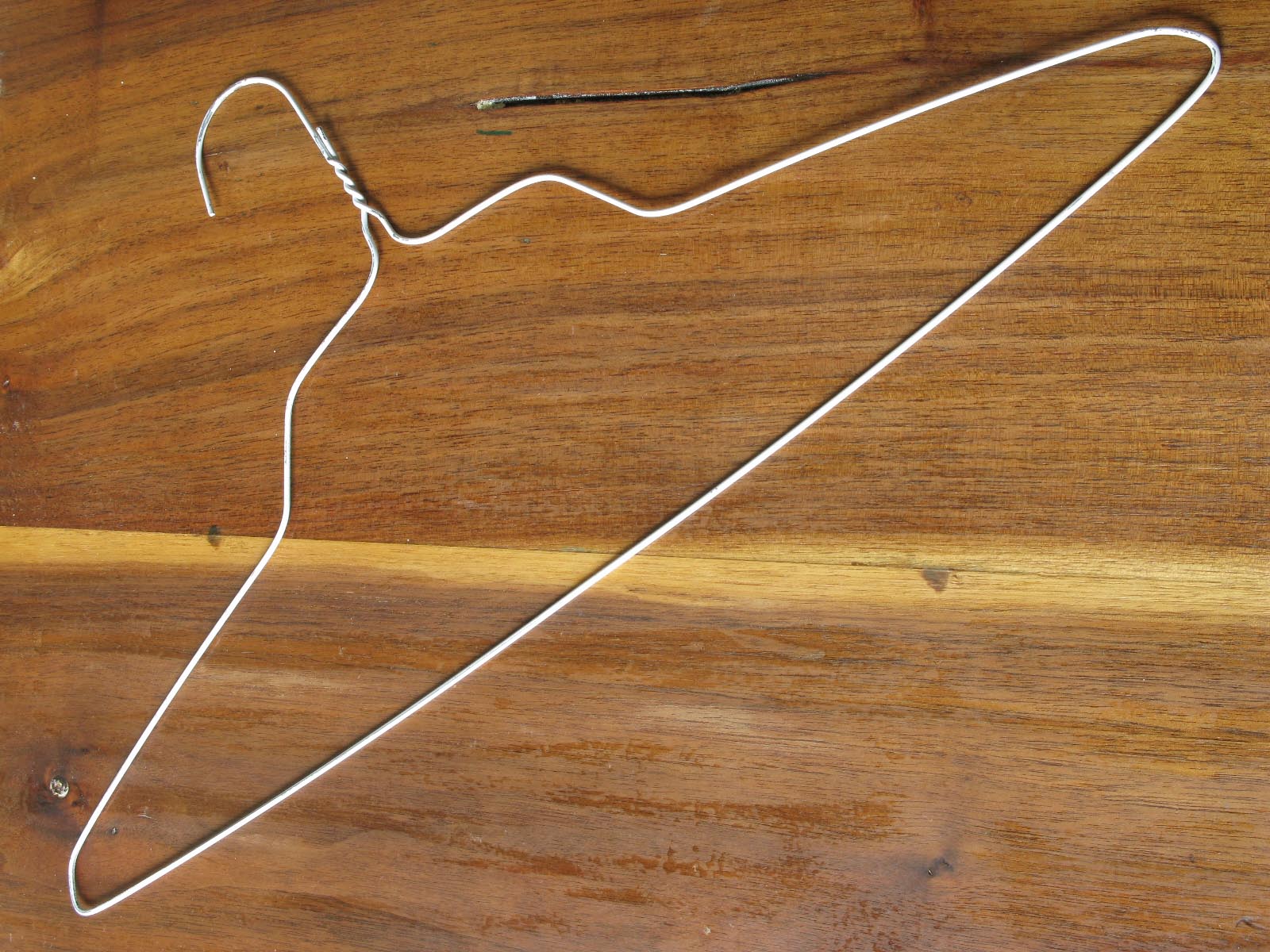 Adventi koszorú házilag: mire jó egy régi vállfa és egy néhány gömbdísz? Mutatjuk!