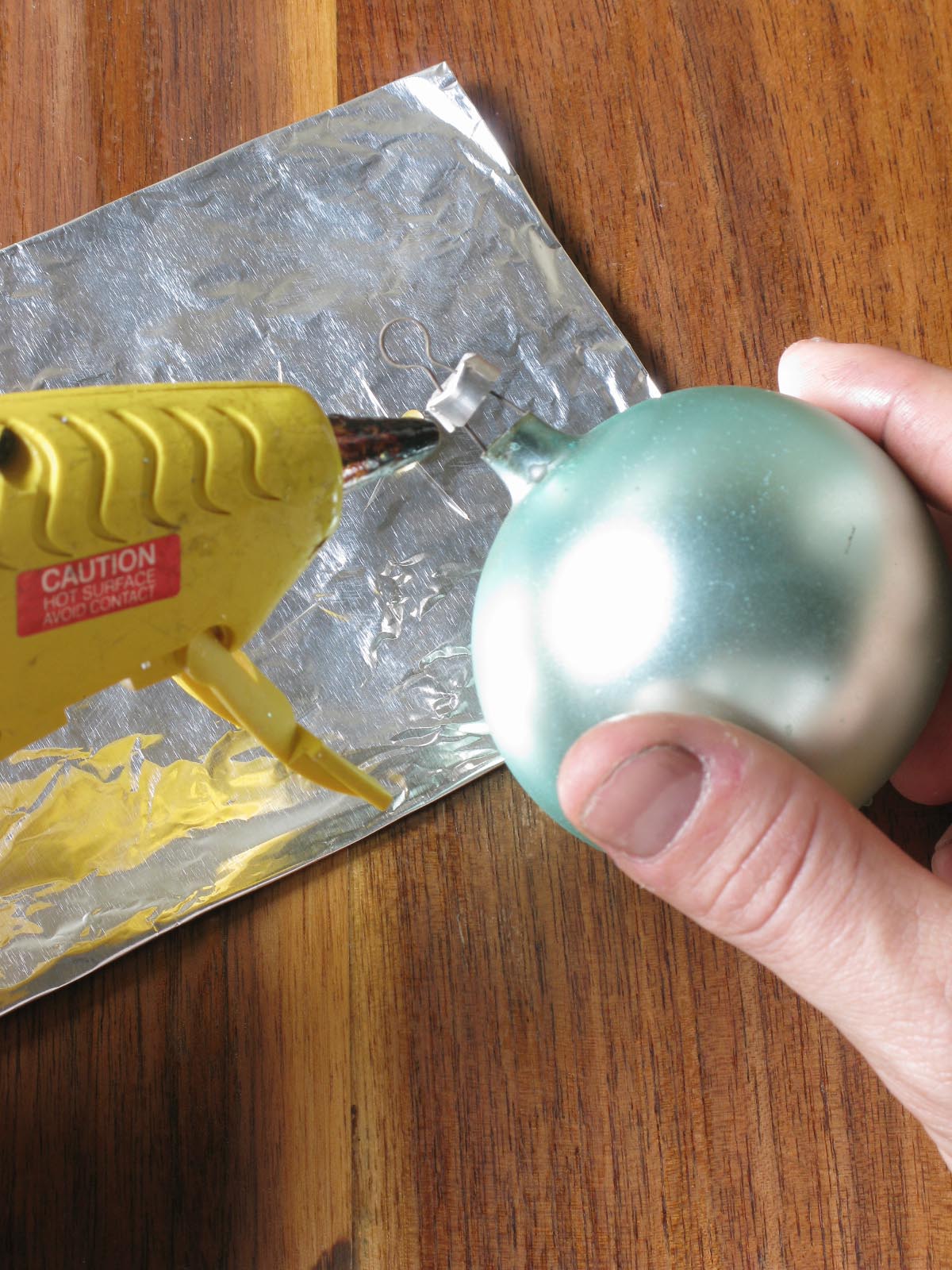 Adventi koszorú házilag: mire jó egy régi vállfa és egy néhány gömbdísz? Mutatjuk!