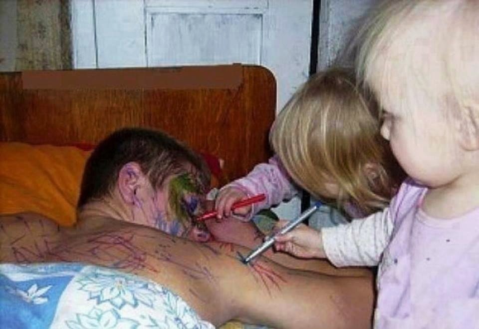 Vicces fotók - gyerekek, akiket pár percre magukra hagytak a szüleik