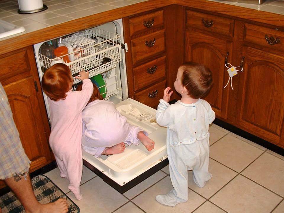 Vicces fotók - gyerekek, akiket pár percre magukra hagytak a szüleik