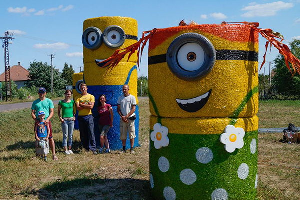 Fotók: óriás Minyonokkal találkozhattok egy kis magyar falu mellett