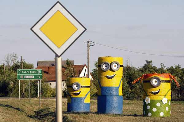 Fotók: óriás Minyonokkal találkozhattok egy kis magyar falu mellett