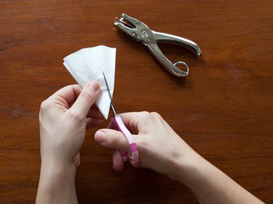 Hópehely papírból: így készítsd el lépésről lépésre a látványos ablakdekorációt!