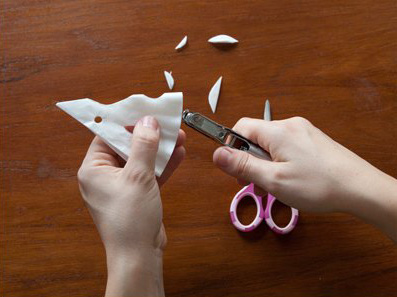 Hópehely papírból: így készítsd el lépésről lépésre a látványos ablakdekorációt!