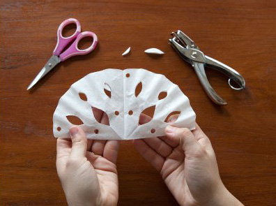 Hópehely papírból: így készítsd el lépésről lépésre a látványos ablakdekorációt!