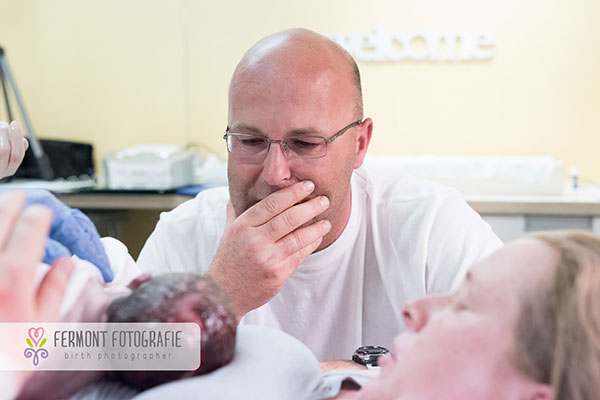 Ilyen érzés, amikor a szülők először pillantják meg kisbabájukat - 15 fotó a szülés igazi csodájáról