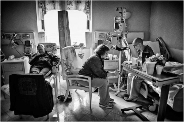 Megrázó fotósorozatban örökítette meg felesége harcát a mellrákkal - 10 kép, ami többet mond ezer szónál