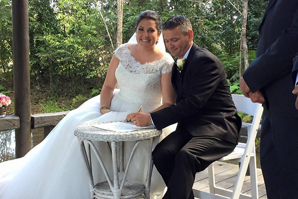 Császármetszés közben hunyt el az anyuka, miközben világra segítették kislányát - Szívszorító fotón az apuka és újszülött gyermeke