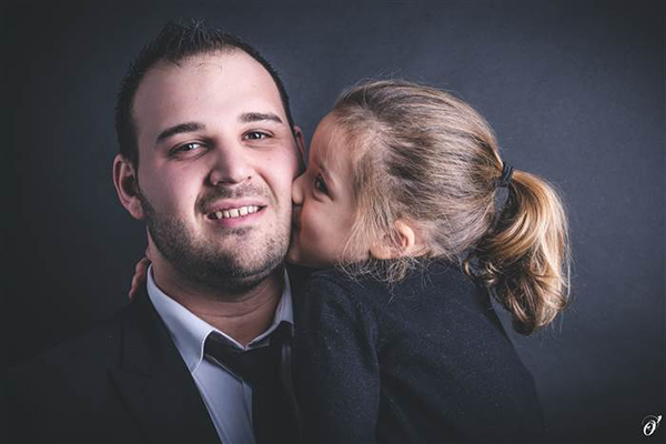 Egyedül neveli kislányát az apuka - Tündéri rajzokon örökíti meg a közös életüket