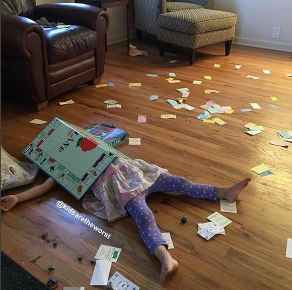 Vicces fotók: 13 kisgyerek, akire pár percig nem figyeltek a szülei