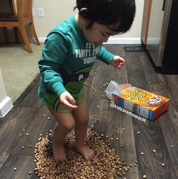 Vicces fotók: 13 kisgyerek, akire pár percig nem figyeltek a szülei