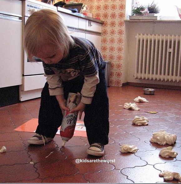 Vicces fotók: 13 kisgyerek, akire pár percig nem figyeltek a szülei
