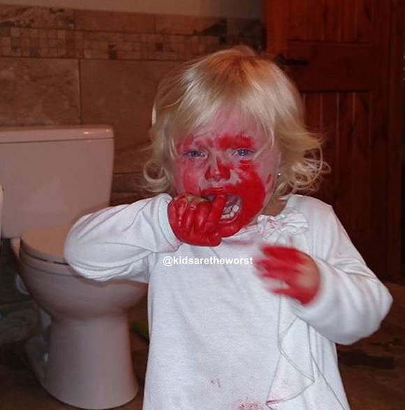 Vicces fotók: 13 kisgyerek, akire pár percig nem figyeltek a szülei