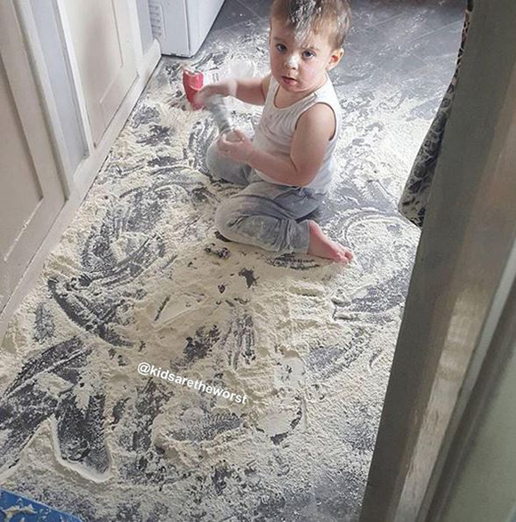 Vicces fotók: 13 kisgyerek, akire pár percig nem figyeltek a szülei