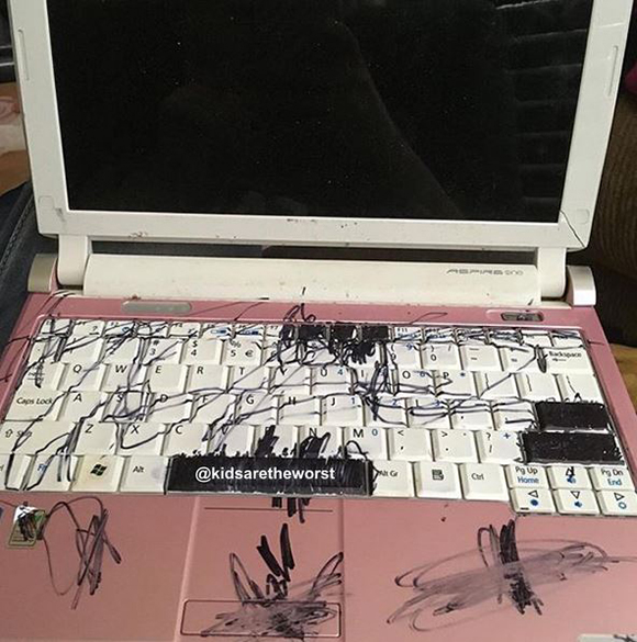 Vicces fotók: 13 kisgyerek, akire pár percig nem figyeltek a szülei