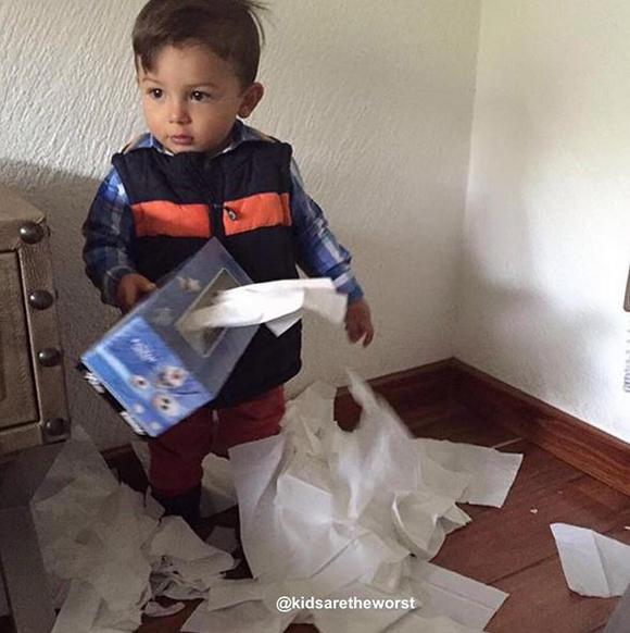 Vicces fotók: 13 kisgyerek, akire pár percig nem figyeltek a szülei