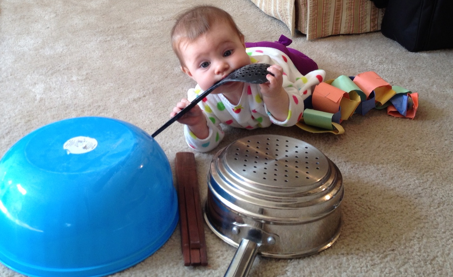 Fotók: 6 filléres játék hétköznapi tárgyakból, ami hosszú ideig leköti a babákat!