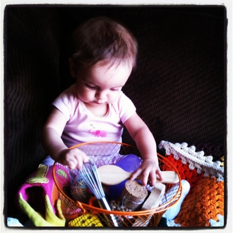 Fotók: 6 filléres játék hétköznapi tárgyakból, ami hosszú ideig leköti a babákat!