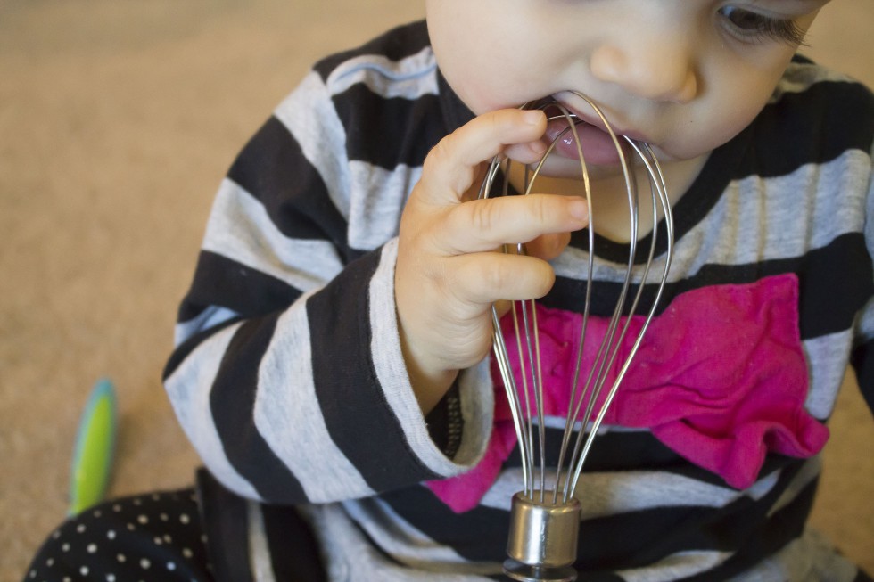 Fotók: 6 filléres játék hétköznapi tárgyakból, ami hosszú ideig leköti a babákat!