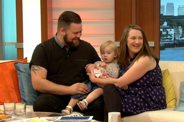 A kórház ajtajában szült meg az anyuka, míg férje leparkolta az autót - A biztonsági kamera mindent rögzített!