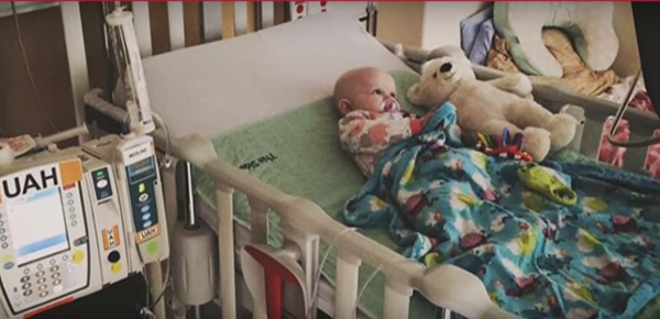 Saját kezűleg barkácsoltak kerekesszéket a szülők 6 hónapos rákbeteg kislányuknak, mert a kórházban nem kapott