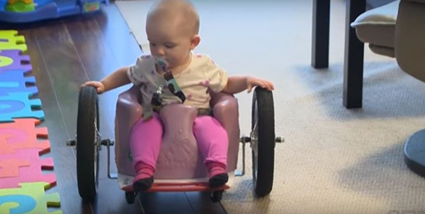 Saját kezűleg barkácsoltak kerekesszéket a szülők 6 hónapos rákbeteg kislányuknak, mert a kórházban nem kapott