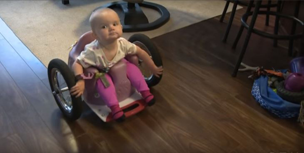 Saját kezűleg barkácsoltak kerekesszéket a szülők 6 hónapos rákbeteg kislányuknak, mert a kórházban nem kapott