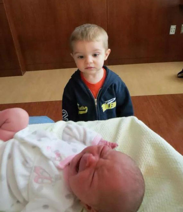 Rájuk van írva, mit gondolnak! Ilyen arcot vágnak a kisgyerekek, amikor először pillantják meg újszülött testvérüket