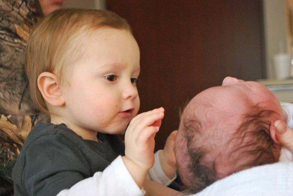 Rájuk van írva, mit gondolnak! Ilyen arcot vágnak a kisgyerekek, amikor először pillantják meg újszülött testvérüket