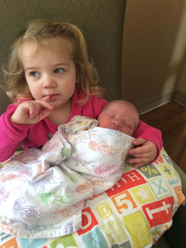 Rájuk van írva, mit gondolnak! Ilyen arcot vágnak a kisgyerekek, amikor először pillantják meg újszülött testvérüket