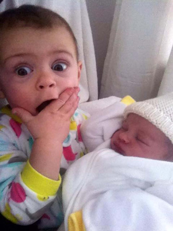 Rájuk van írva, mit gondolnak! Ilyen arcot vágnak a kisgyerekek, amikor először pillantják meg újszülött testvérüket