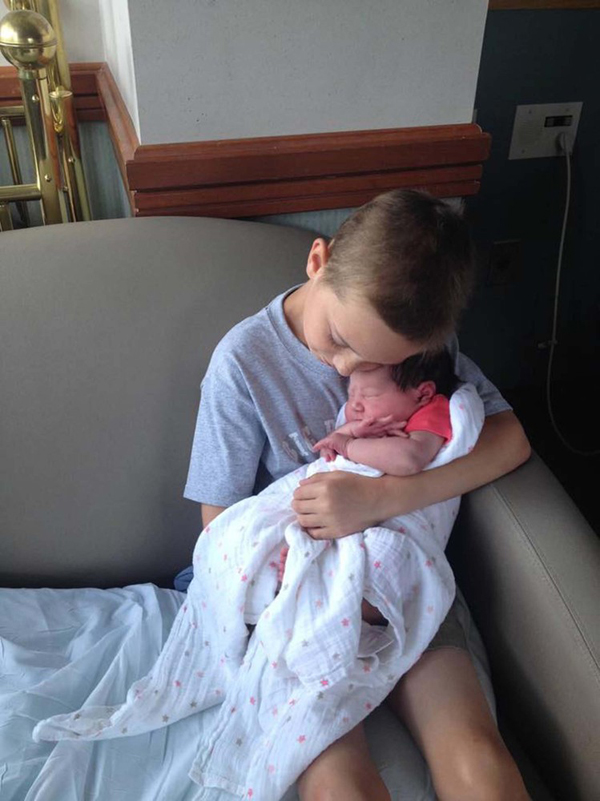 Rájuk van írva, mit gondolnak! Ilyen arcot vágnak a kisgyerekek, amikor először pillantják meg újszülött testvérüket