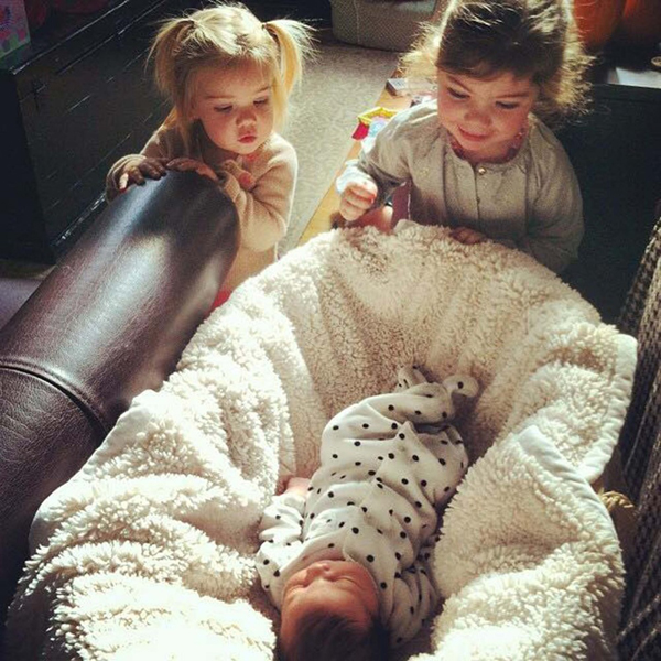 Rájuk van írva, mit gondolnak! Ilyen arcot vágnak a kisgyerekek, amikor először pillantják meg újszülött testvérüket