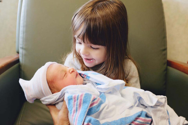 Rájuk van írva, mit gondolnak! Ilyen arcot vágnak a kisgyerekek, amikor először pillantják meg újszülött testvérüket