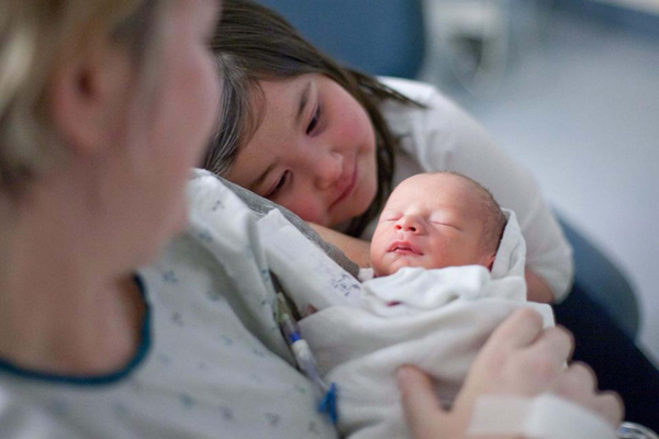 Rájuk van írva, mit gondolnak! Ilyen arcot vágnak a kisgyerekek, amikor először pillantják meg újszülött testvérüket