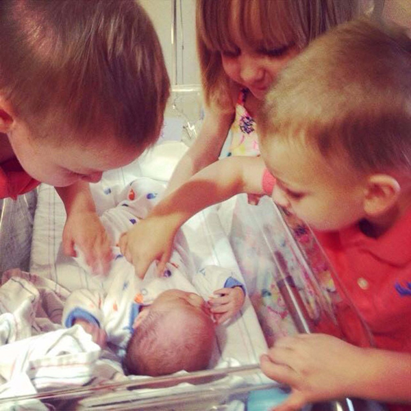 Rájuk van írva, mit gondolnak! Ilyen arcot vágnak a kisgyerekek, amikor először pillantják meg újszülött testvérüket