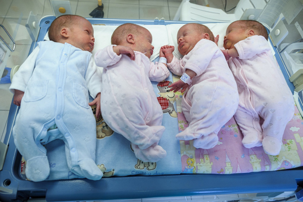 Végre hazamehettek a kórházból a debreceni négyesikrek - Tündéri fotókon a három kislány és a kisfiú