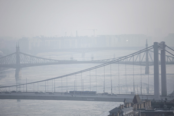 Babák, kisgyermekek sétáltatása szmogos levegőn - Milyen súlyos következménnyel járhat, ha szmogban viszed ki a gyermeked?