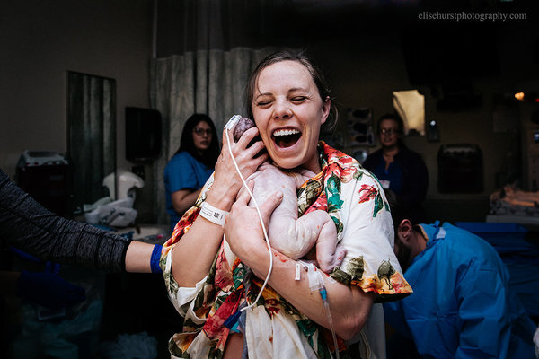 Az Év szülésfotója 2017: 12 gyönyörű fotó a szülés és születés csodájáról - Nézd meg, kiket díjazott a zsűri