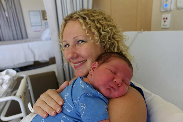 Fotó: 6 kilós óriásbaba született! A kisfiút az édesapa segítette világra, mivel a mentők nem értek oda időben