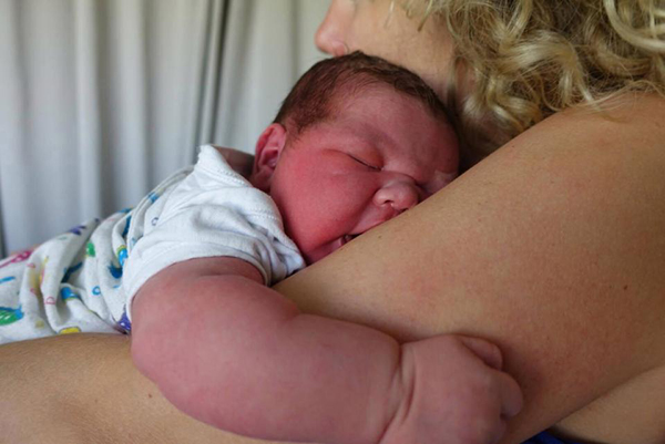 Fotó: 6 kilós óriásbaba született! A kisfiút az édesapa segítette világra, mivel a mentők nem értek oda időben