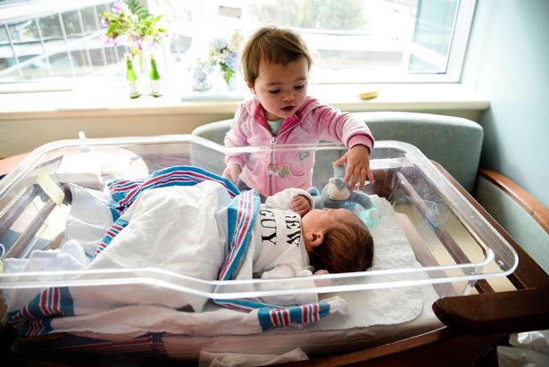 Az anyuka szülés közben sem tette le a fényképezőgépet! Nézd, milyen lenyűgöző fotót készített a kisfia születéséről