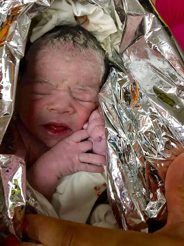 Szívmelengető történet: Mentőautóban jött világra a kis Szonja - a gépkocsivezető vágta el a köldökzsinórt!  