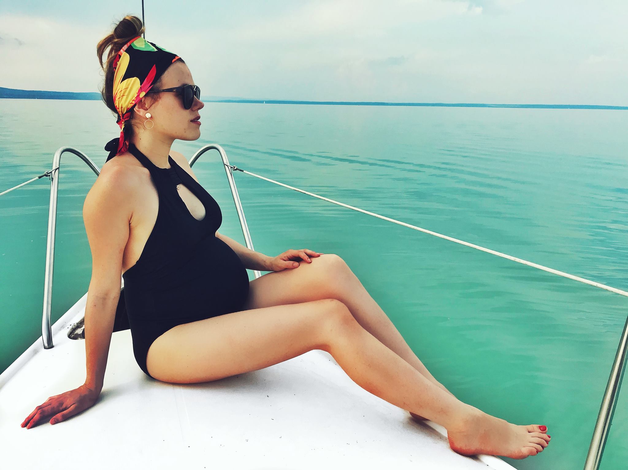 Fotó: már nagyon gömbölyödik Csobot Adél babapocakja! Fürdőruhás képet posztolt a büszke sztárkismama