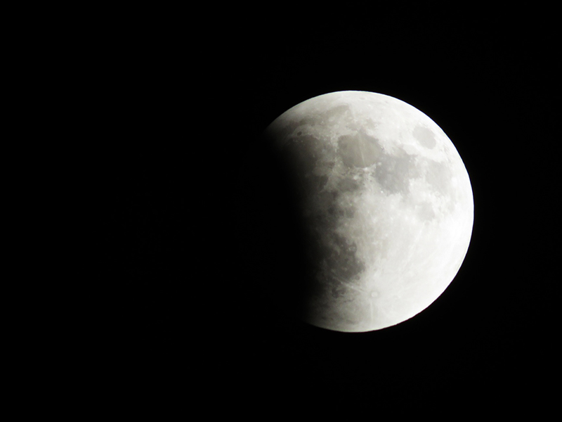 Ilyen holdfogyatkozást csak egyszer láthatsz az életben! - Mikor kezdődik, meddig tart és mit figyelj az éjszakai égbolton?