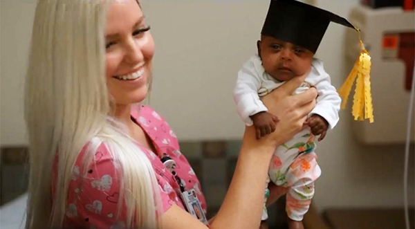 Hazaengedték a kórházból a világ legkisebb újszülött babáját! - 245 grammal született, nem hitték, hogy életben marad