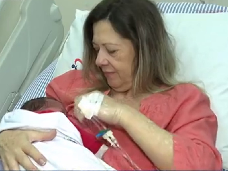 61 évesen lett először anya! Egészséges kisfiúnak adott életet a középkorú asszony, nem is lehetne ennél boldogabb