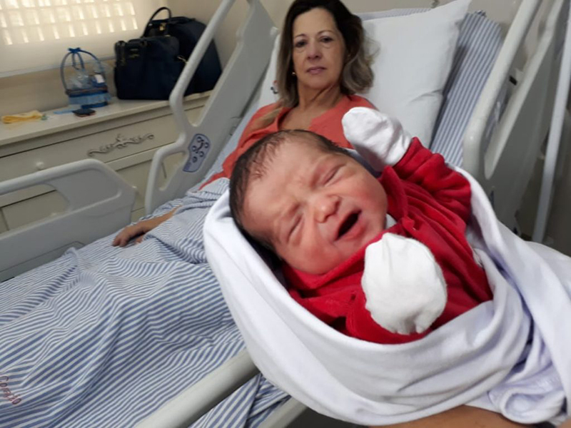 61 évesen lett először anya! Egészséges kisfiúnak adott életet a középkorú asszony, nem is lehetne ennél boldogabb