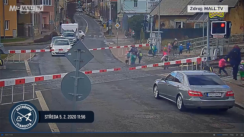 Tilos jelzésnél terelték át a kisgyerekeket egy vasúti átjárón - Még a sorompó is le volt eresztve, mégis átmentek